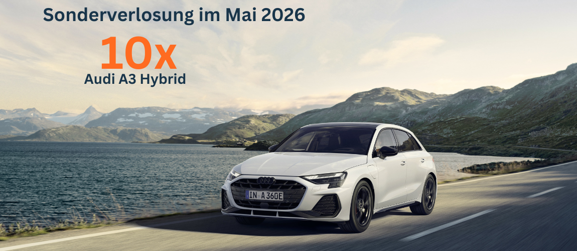 Weißer Audi A3 Hybrid fährt auf einer Straße entlang eines Sees mit Berglandschaft im Hintergrund. Im Bild eingeblendeter Text: ‚Sonderverlosung im Mai 2026 – 10× Audi A3 Hybrid‘.
