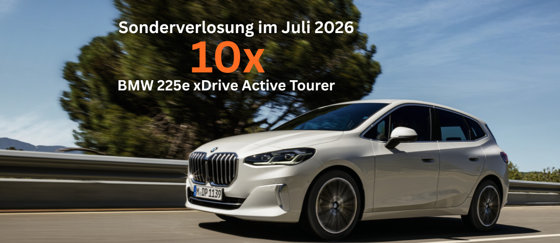 Weißer BMW 225e xDrive Active Tourer fährt auf einer Landstraße, im Hintergrund unscharfe Bäume und Leitplanke; darüber die Einblendung „Sonderverlosung im Juli 2026 – 10× BMW 225e xDrive Active Tourer“.