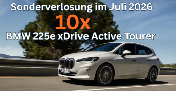 Weißer BMW 225e xDrive Active Tourer fährt auf einer Landstraße, im Hintergrund unscharfe Bäume und Leitplanke; darüber die Einblendung „Sonderverlosung im Juli 2026 – 10× BMW 225e xDrive Active Tourer“.