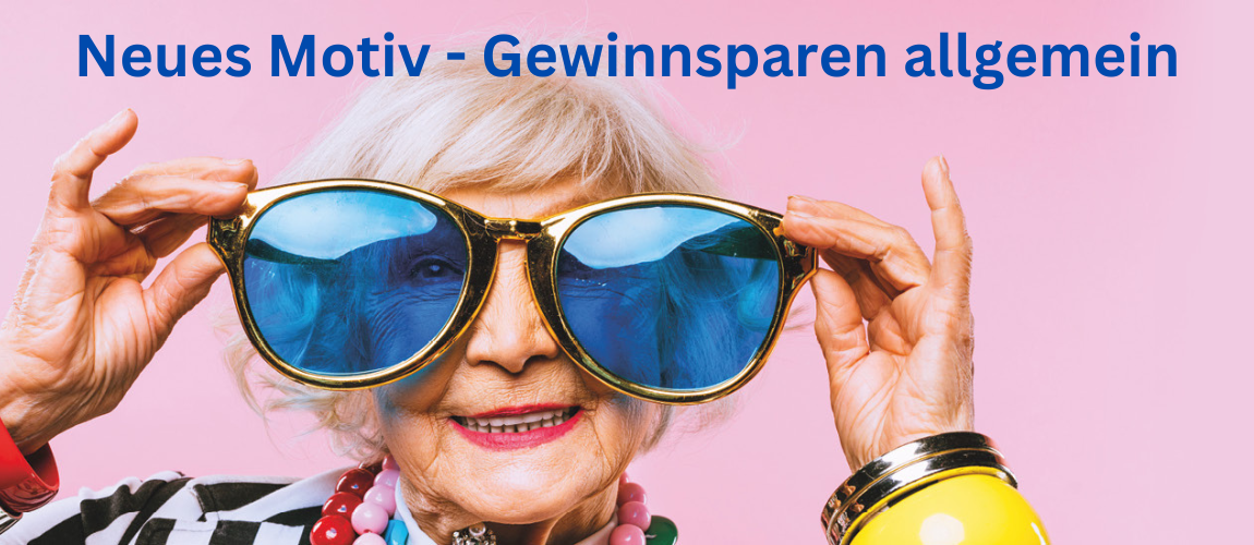Ältere Frau mit weißem Haar und riesiger, blauer Sonnenbrille lächelt in die Kamera. Text oben: „Neues Motiv – Gewinnsparen allgemein“.