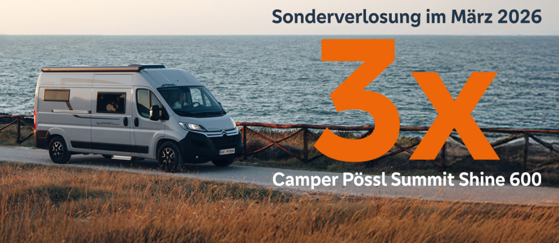 Grauer Campervan Pössl Summit Shine 600 fährt auf einer Küstenstraße, im Hintergrund das Meer. Im Bild eingeblendeter Text: ‚Sonderverlosung im März 2026 – 3× Camper Pössl Summit Shine 600‘.