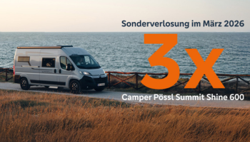 Campervan Pössl Summit Shine 600 steht an einer Küstenstraße mit Meerblick; Hinweis auf Sonderverlosung im März 2026 mit dreimaligem Gewinn.
