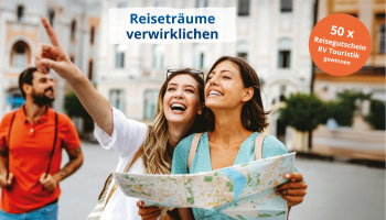 Zwei lachende Frauen mit Stadtkarte entdecken eine Stadt; eine zeigt begeistert in die Ferne. Im Hintergrund ein Mann mit Rucksack. Text: „Reiseträume verwirklichen – 50x Reisegutschein RV Touristik gewinnen“.