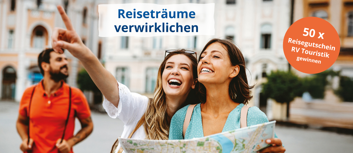 Zwei lachende Frauen mit Stadtkarte entdecken eine Stadt; eine zeigt begeistert in die Ferne. Im Hintergrund ein Mann mit Rucksack. Text: „Reiseträume verwirklichen – 50x Reisegutschein RV Touristik gewinnen“.