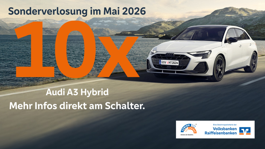 Werbebild zur Sonderverlosung im Mai 2026: Ein weißer Audi A3 Hybrid fährt entlang einer Küstenstraße vor Bergkulisse. Groß hervorgehoben steht ‚10x Audi A3 Hybrid‘ sowie der Hinweis ‚Mehr Infos direkt am Schalter‘. Unten rechts Logos der Gewinnsparlotterie und der Volksbanken Raiffeisenbanken