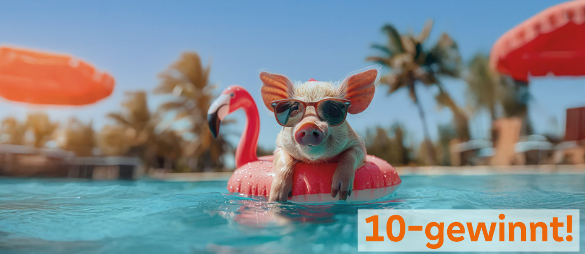 Ein kleines Schwein trägt eine Sonnenbrille und liegt entspannt auf einem rosafarbenen Flamingo-Schwimmring im türkisblauen Pool. Im Hintergrund stehen unscharf Palmen und Sonnenliegen, die eine sommerliche Urlaubsszene andeuten. Unten rechts im Bild steht in orangefarbener Schrift „10-gewinnt!“.
